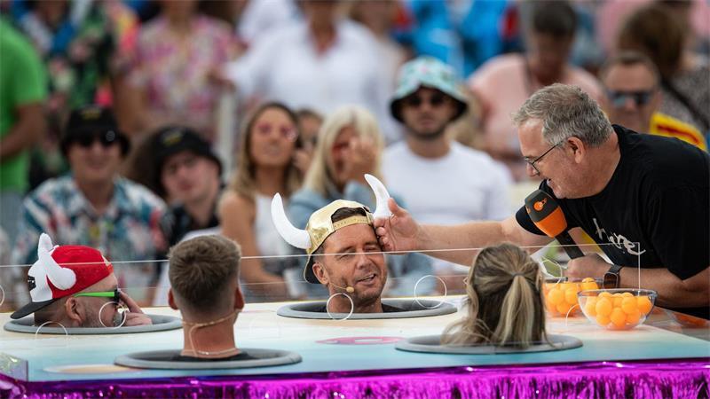 Mainz olé: Malle-„Fernsehgarten“ sorgt für Partystimmung Elton tröstet Lorenz Büffel bei einem der „Fernsehgarten“-Gaga-Spiele.
