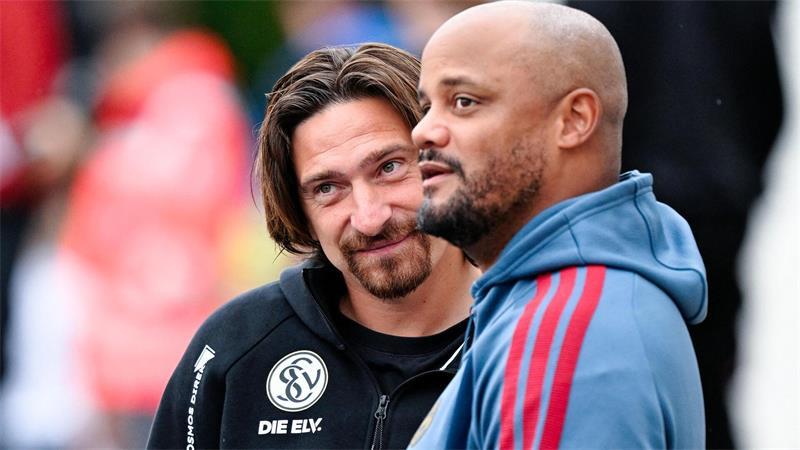 Elversberg-Trainer Vincent Wagner (l) durfte nach der Aufhebung seiner Gelb-Rot-Sperre gegen den FC Bayern München auf der Bank sitzen.