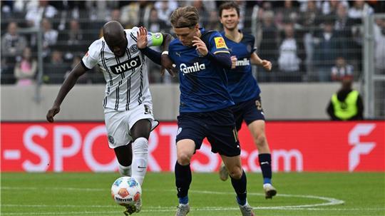 Elversberg feiert gegen Kiel einen späten Sieg.