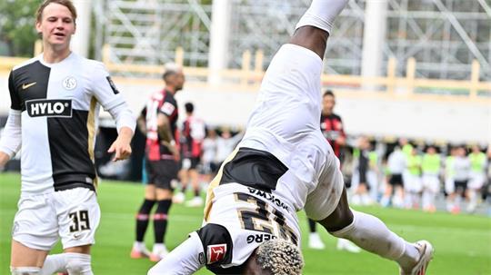 Elversberg steht Kopf: David Mokwa feiert das 3:0 gegen Leverkusen. 