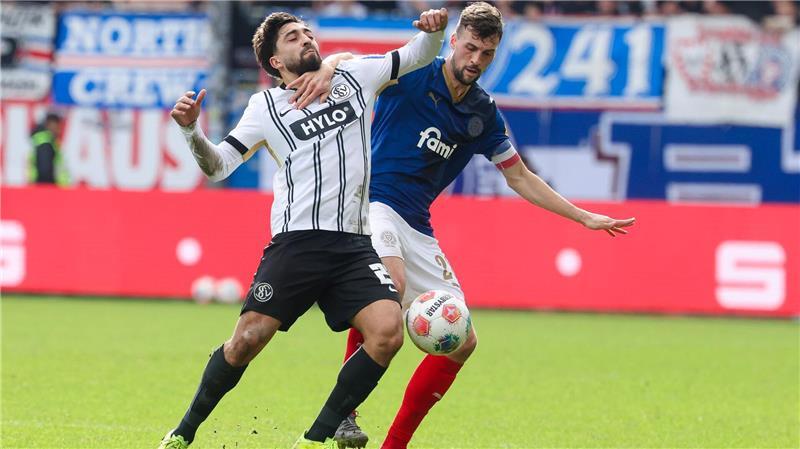 Holstein Kiel mit Punktgewinn bei Walter-Comeback Elversbergs Immanuel Pherai (l) und Kiels Jonas Meffert im Zweikampf.