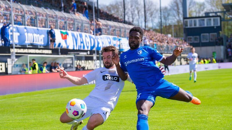 Elversbergs Manuel Feil (l) und Daniel Heber vom 1. FC Magdeburg im Zweikampf.