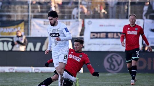 Elversbergs Semih Sahin (l) im Zweikampf mit Hannovers Enzo Leopold.