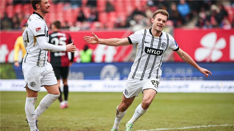 Elversbergs Tom Zimmerschied (r) bestraft den 1. FC Nürnberg.
