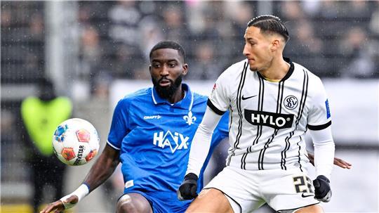 Elversbergs Torjäger Younes Ebnoutalib (r.) im Duell mit Patric Pfeiffer