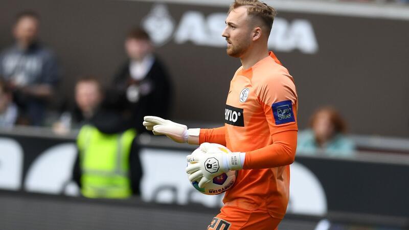 „Keine Rolle gespielt“ St. Pauli trotzt Konkurrenz-Erfolgen Elversbergs Torwart Nicolas Kristof gibt Anweisungen.