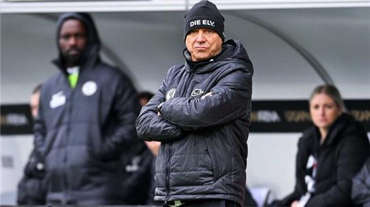 Elversbergs Trainer Horst Steffen beobachtet das Spiel.