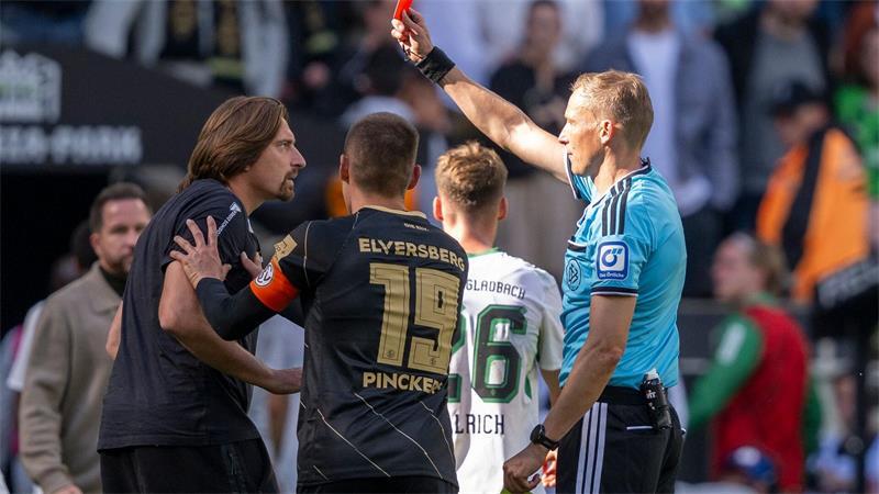 Elversbergs Trainer Vincent Wagner beschwert sich beim Schiedsrichter zu laut.