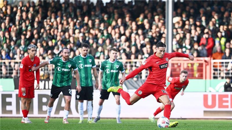 Elversbergs Younes Ebnoutalib erzielt das Tor zum 1:0 per Elfmeter.