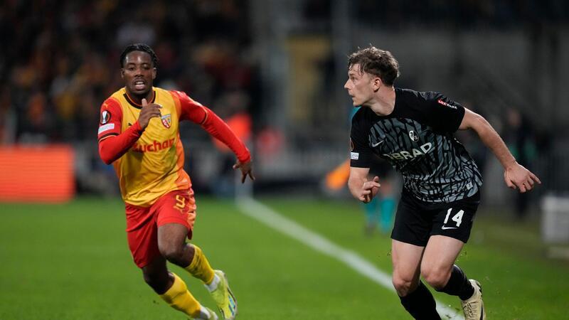 0:0 in Lens: Beim SC Freiburg überwiegt die Erleichterung Elye Wahi (l) und der Freiburger Yannik Keitel im Zweikampf.
