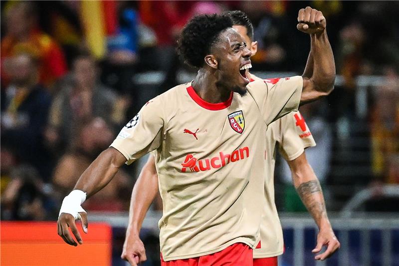 Elye Wahi von RC Lens traf beim Sieg über den FC Arsenal.