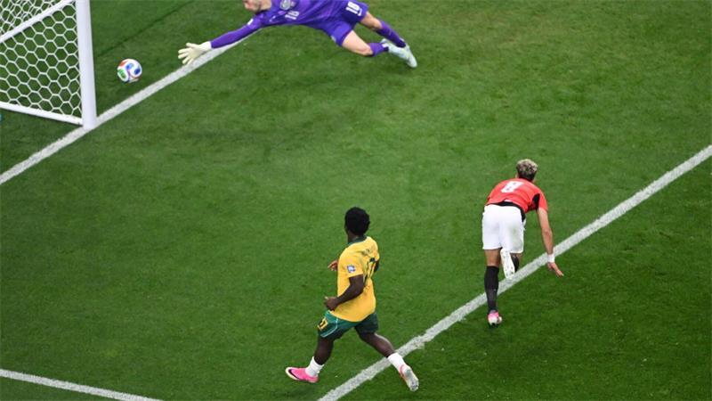 Premierensieg im Elfer-Drama: Salahs Ägypten im Achtelfinale Emam Ashour (r) trifft zum 1:0.