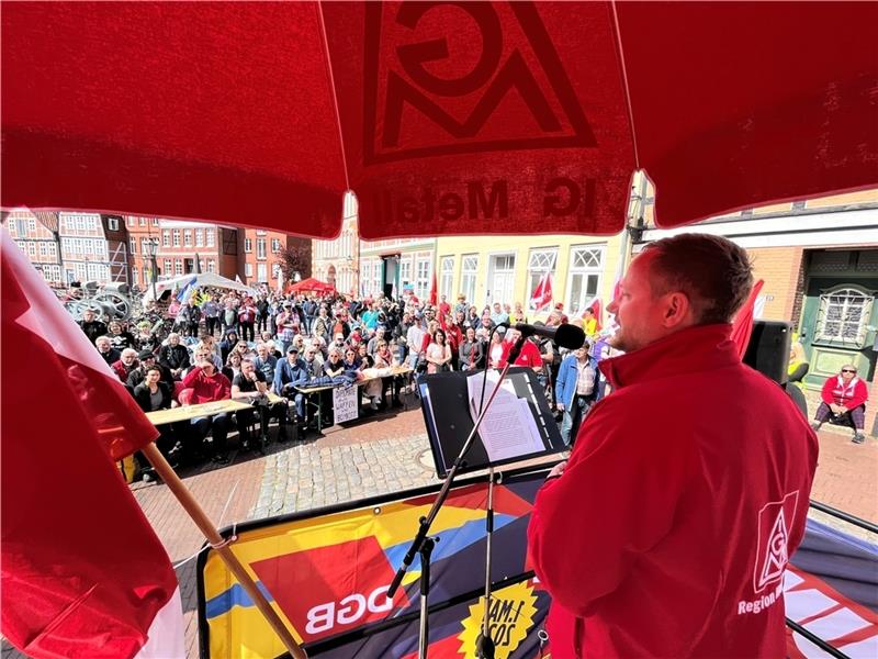 Mai-Demo in Stade: Gewerkschaften geben sich kämpferisch Emanuel Glass von der IG Metall bei der Kundgebung vor dem Schwedenspeicher in Stade. Fotos: Vasel
