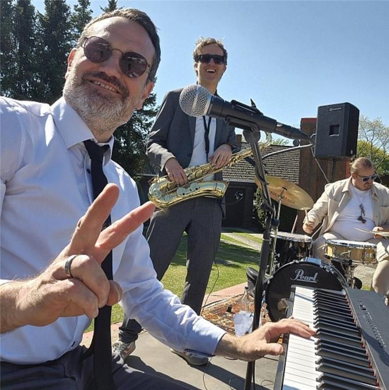 Boogie und Picknick: Konzert am Elbdeich in Jork-Wisch Emanuel Jahreis aus Bremen gastiert mit seinem Trio in Wisch.