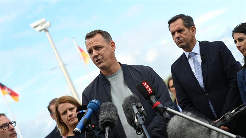 VW-Werk Emden: Ministerpräsident Lies setzt auf mehr E-Autos Emdens IG-Metall-Chef Thomas Preuß kündigt Widerstand an, sollte es keine Einigung geben.