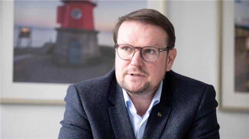 Emdens Oberbürgermeister Tim Kruithoff hofft, dass Bund und Land während der Nationalen Maritimen Konferenz in der Stadt bei der Außenems-Vertiefung vorankommen. 