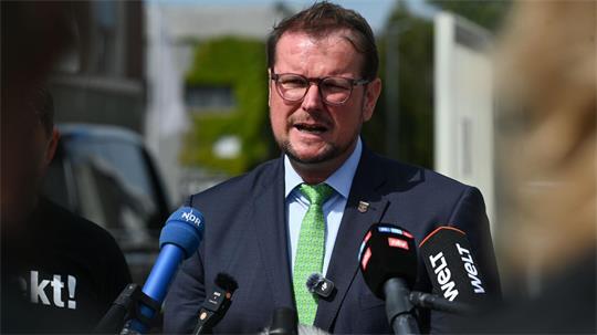 Emdens Oberbürgermeister Tim Kruithoff (parteilos) will die Automobilproduktion in seiner Stadt halten. (Archivbild)