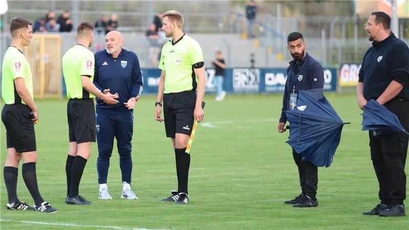 Wie im Rausch: D/A hat im Angriff eine neue Waffe Emdens Trainer Stefan Emmerling diskutiert mit Schiedsrichter Kevin Behrens und dessen Kollegen die Gelb-Rote Karte. Der Geleitschutz mit den Regenschirmen wartet schon.