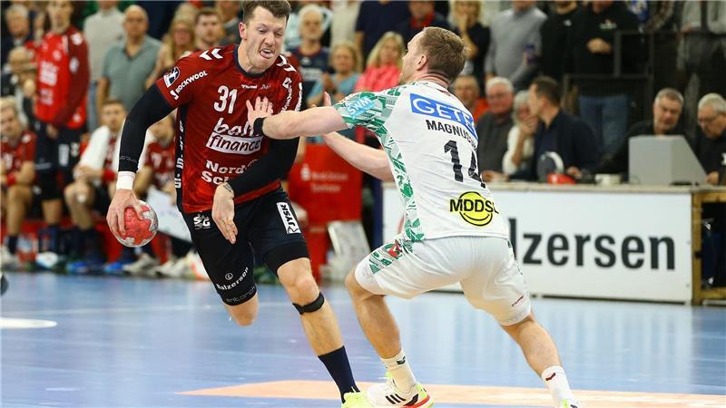 Emil Jakobsen (SG Flensburg-Handewitt, l) im Zweikampf mit Omar Ingi Magnusson (SC Magdeburg).