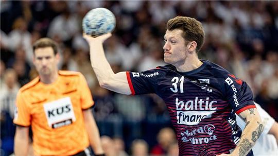 Emil Jakobsen und die SG Flensburg-Handewitt gewinnen beim HC Erlangen.