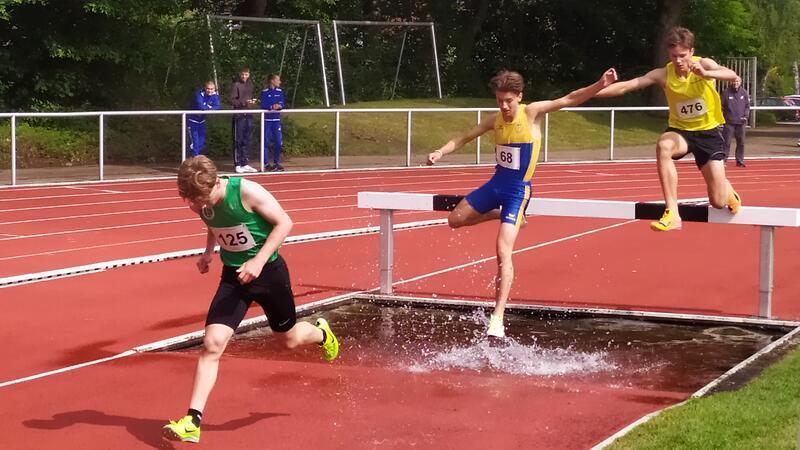 Bronze für zwei Buxtehuder - und fast „Olympia“ für Rödenbeck Emil Keppler springt über einen Balken in einen Wassergraben auf einer Tartanbahn.