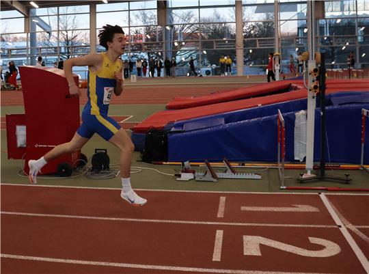 Emil Keppler kurz vor der Ziellinie, er gewann die Läufe über 800m und 1500m auf der Rundbahn.