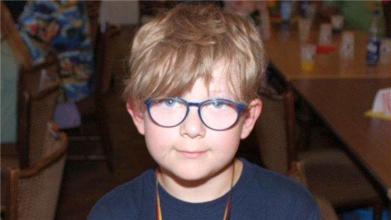 Altländer und Stader Kinderfeuerwehren feiern ihren zehnten „Geburtstag“ Emil ist stolz auf die Medaille, die er für die Teilnahme an den Wettbewerben erhalten hat.
