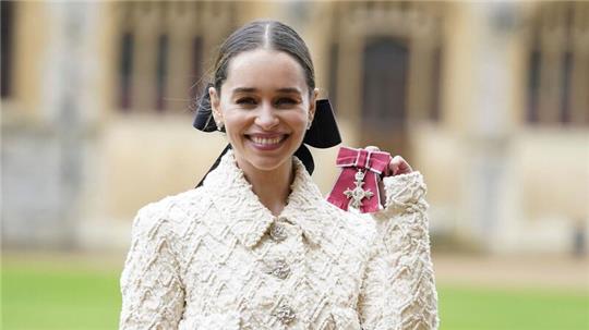 Emilia Clarke zeigt ihren Orden nachdem sie und ihre Mutter von Prinz William auf Schloss Windsor zu Mitgliedern des Ordens des Britischen Empire ernannt wurden.