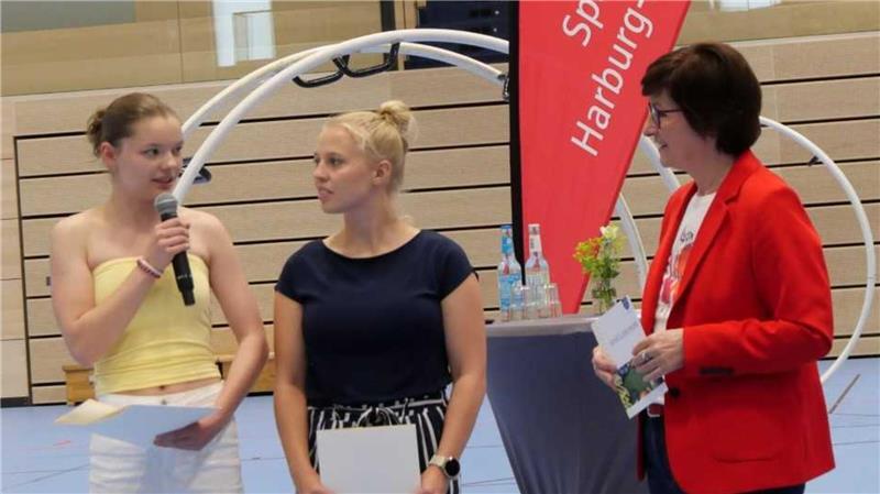 Emilia Scheffer (links) und Nicola Ehlers beherrschen das Rhönrad meisterlich.