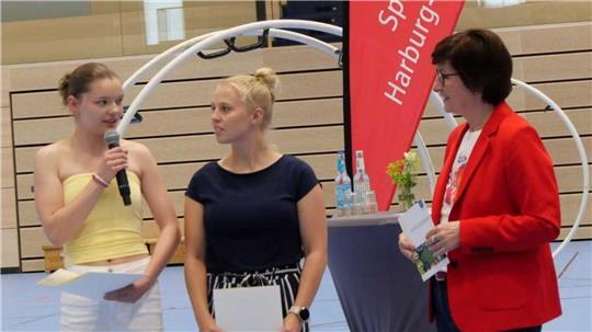 Emilia Scheffer (links) und Nicola Ehlers beherrschen das Rhönrad meisterlich.