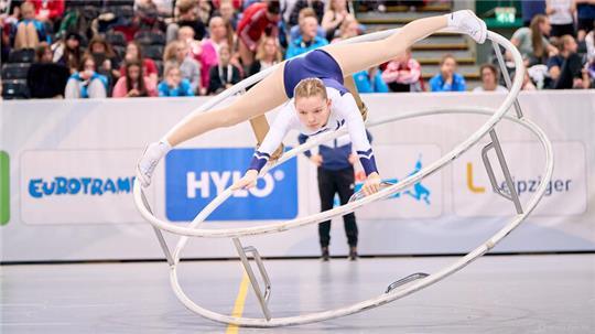 Emilia Scheffer in ihrem Rhönrad.