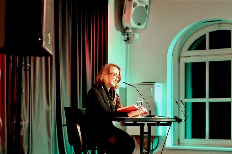 Emilia Smechowski, Buchautorin und preisgekrönte Reporterin, im Kulturforum, wo sie am Montag zum Auftakt der Literaturwochen aus ihrem Buch „Rückkehr nach Polen. Expeditionen in mein Heimatland“ gelesen hat. Foto: Richter