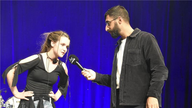 Kandidatin Emilia erklärt dem Moderator Kawus Kalantar das Phänomen K-Pop. 