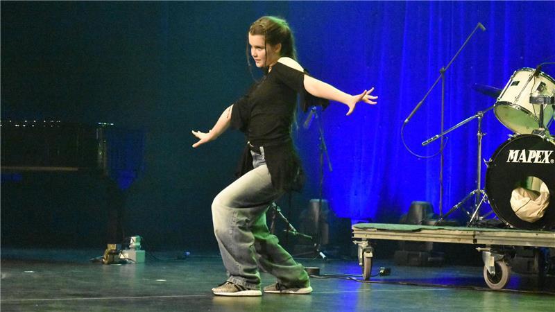Tänzerin Emilia auf der Bühne bei der Open Stage in Stade. 