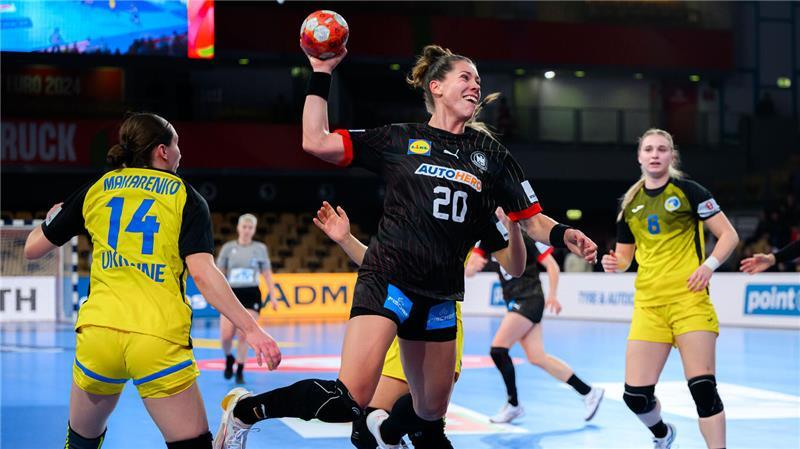 Handballerinnen bereit für EM-Kracher gegen die Niederlande Deutschlands Emily Bölk wirft den Ball.