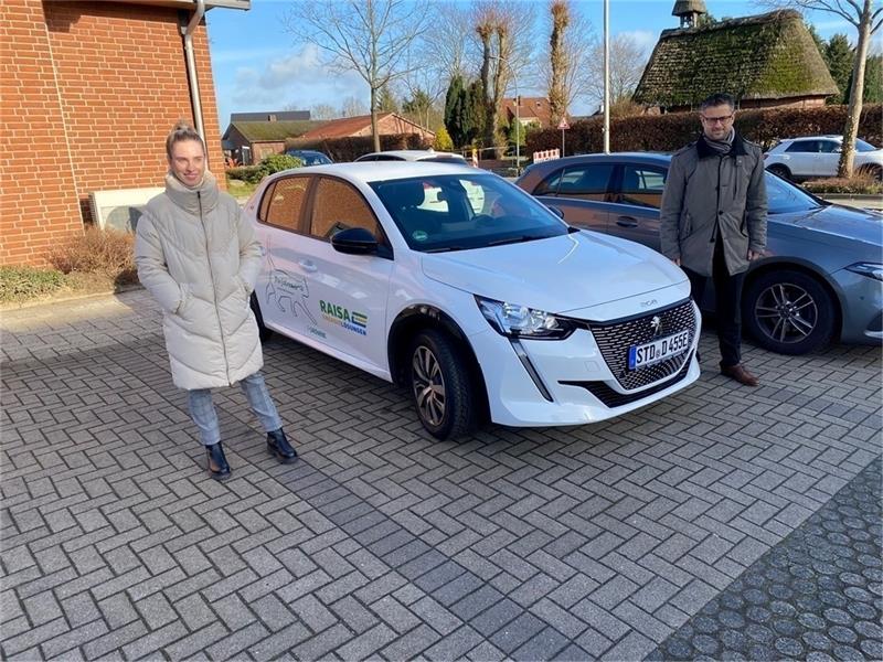 Emily Fiks ist die Autopatin vor Ort, Manuel Ropers vom Vorstand der Spar- und Kredtibank will den Dorfstromer auch für seine Mitarbeiter nutzen. Foto: Dorfstromer e.V.