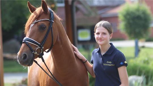 Emily Schirrmacher und ihr imposanter Reitponywallach Carlo. Mit dem schönen Fuchs ritt sie beim Hamburger Derby auf den zweiten Platz in der Dressur.