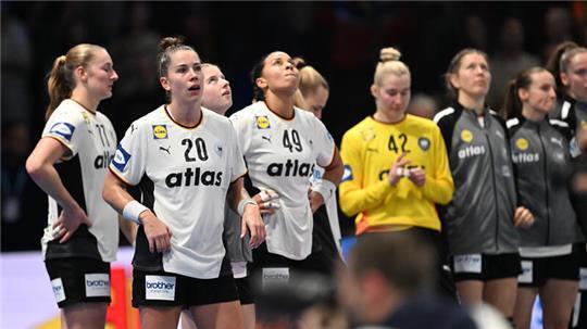 Emily Vogel (2vl, Deutschland) und ihre Teamgefährtinnen sichtlich enttäuscht nach der Niederlage.