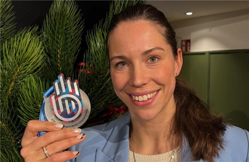 Emily Vogel zeigt die Silbermedaille von der Handball-Weltmeisterschaft 2025.