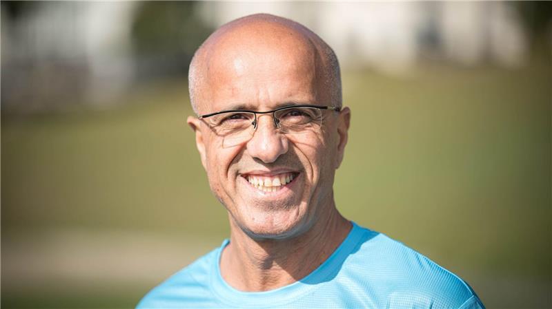 Emin da Silva hat im vorigen Jahr den Zehn-Kilometer-Lauf beim Bremer Marathon rückwärts auf beiden Beinen gleichzeitig hüpfend zurückgelegt. 