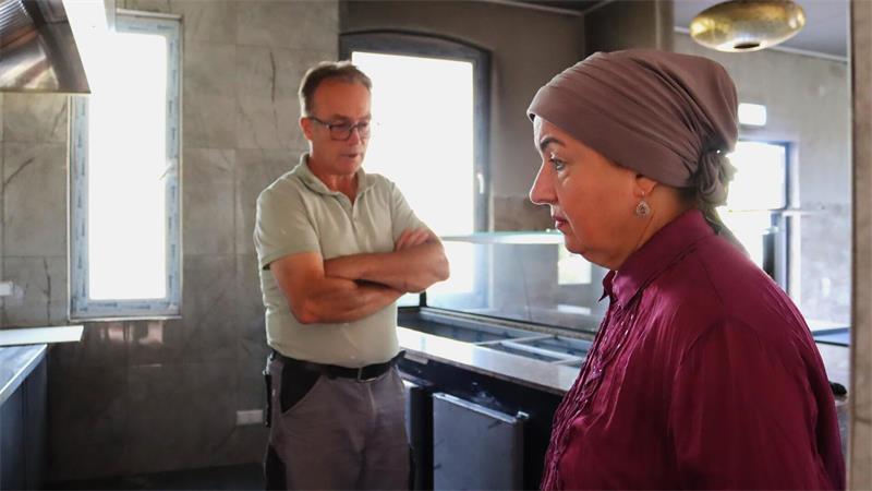 Nach dem Feuer: „Babas Grill“ kämpft mit Ruß – und Angst Emine und Serdar Bayrak stehen vor den Resten ihres Imbisses „Babas Grill“ in Zeven.