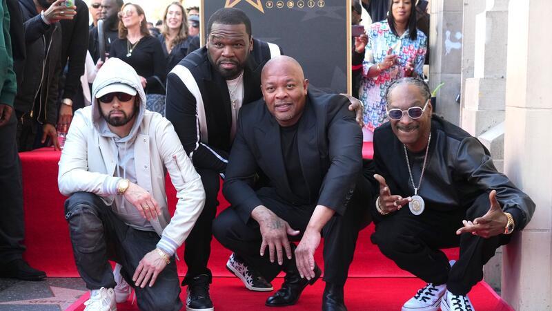 Eminem (l-r), 50 Cent, Dr. Dre und Snoop Dogg nehmen an der Zeremonie teil, bei der Dr. Dre mit einem Stern auf dem Hollywood Walk of Fame geehrt wird.