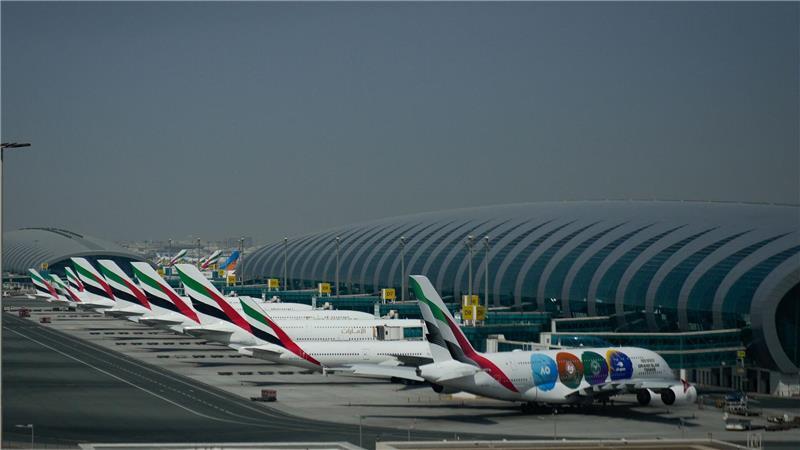 Emirates-Flugzeuge werden nach der Schließung des Dubai International Airport geparkt.