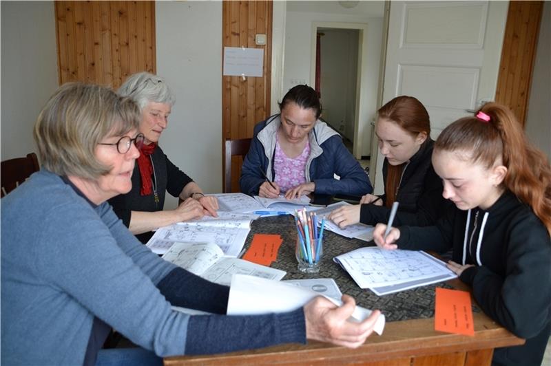 Nordkehdingen bietet Deutschunterricht in jedem Dorf Emke Janßen und Gunda Remien (links) unterrichten eine Ukrainerin und ihre beiden Töchter in Balje-Hörne. Fotos: Helfferich