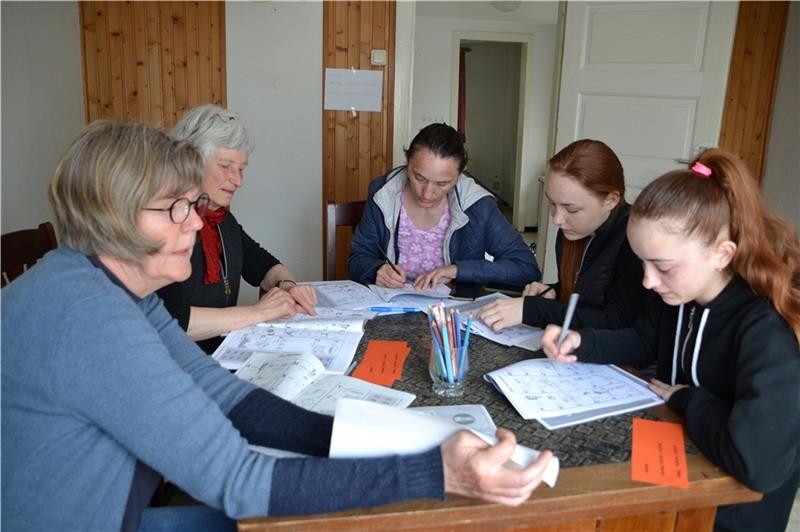 Emke Janßen und Gunda Remien (links) unterrichten eine Ukrainerin und ihre beiden Töchter in Balje-Hörne. Fotos: Helfferich