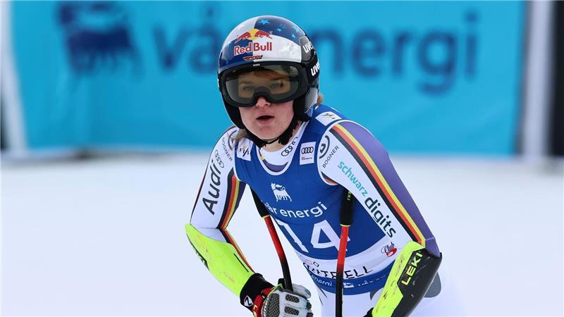Emma Aicher blickt nach dem Super-G enttäuscht auf die Anzeigetafel.