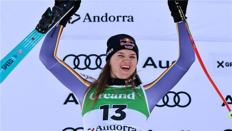 Emma Aicher jubelt über Platz zwei im zweiten Super-G von Soldeu.