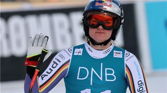 Emma Aicher winkt enttäuscht ab nach der Abfahrt von Kvitfjell.