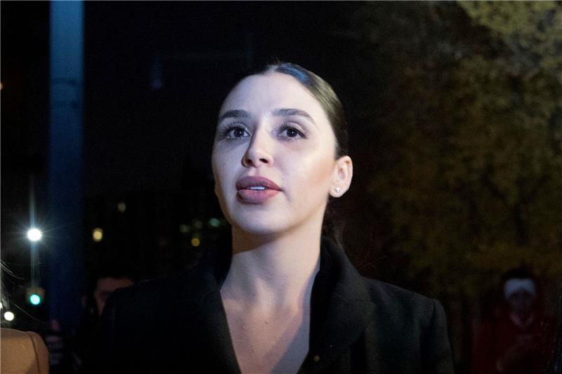 US-Behörde: Frau von „El Chapo” aus Haft entlassen Emma Coronel, die Frau von Joaquin «El Chapo» Guzman, verlässt das Bundesgericht in Brooklyn nach dem Prozessauftakt gegen ihren Mann (2018).