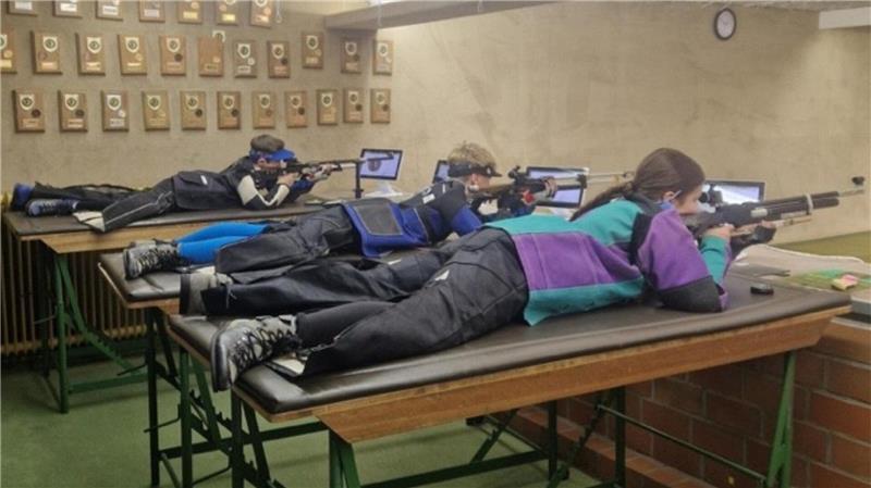 Emma Dreyer, Colin Eickstädt, Lian Eickstädt (von rechts) im Liegendschießen.